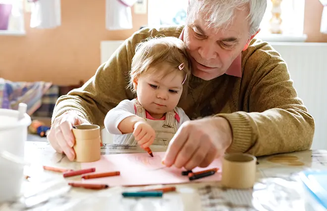 Les grands-parents peuvent-ils participer à l’épargne assurance vie de leurs petits-enfants ?