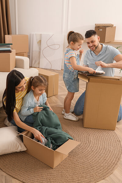 Famille préparant leur carton de déménagement