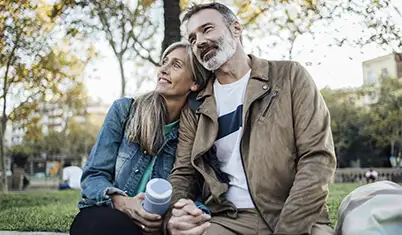 Couple de jeunes retraités