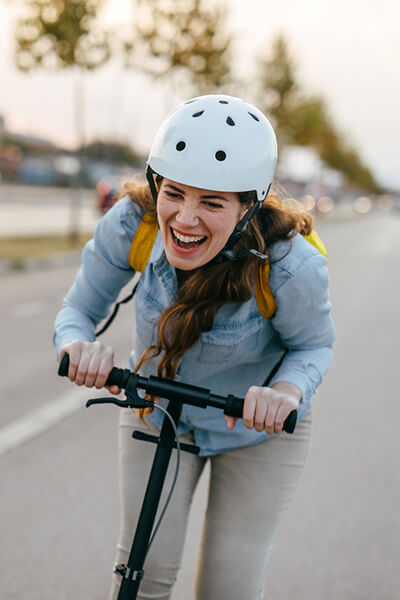 Femme roulant sur trottinette électrique assurée