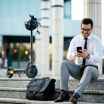 Homme assis avec trottinette électrique assurance AGPM