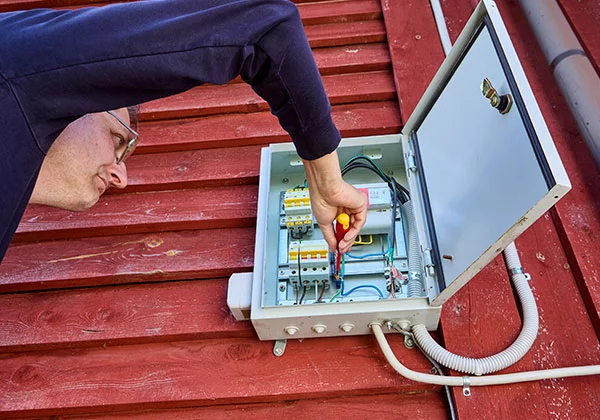 Ne pas tenter de rétablir l’électricité en touchant les lignes électriques