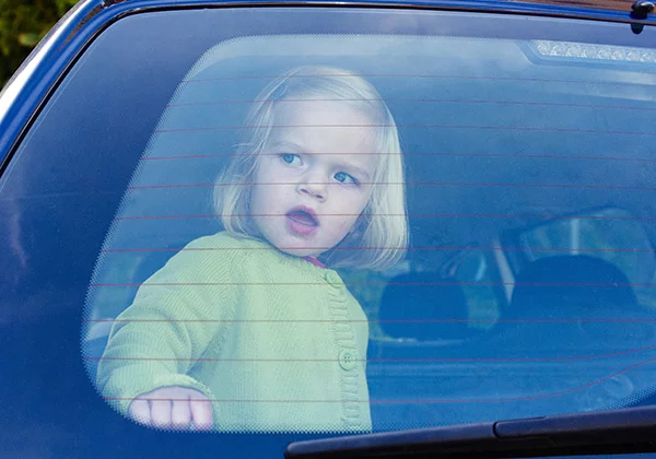 Ne laissez jamais un enfant ou un animal seul dans une voiture