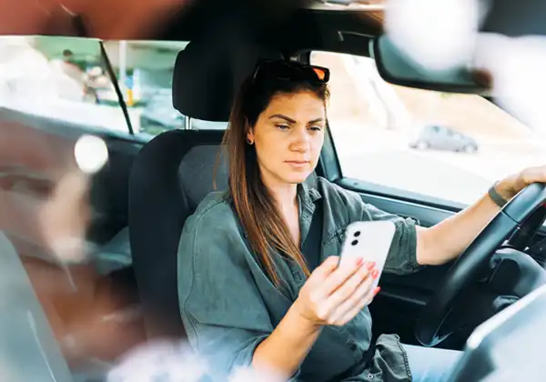 Les notifications au volant multiplient par deux le risque d’accident de la route